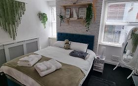 The Hideaway Cottage Feel Patio Central Parking